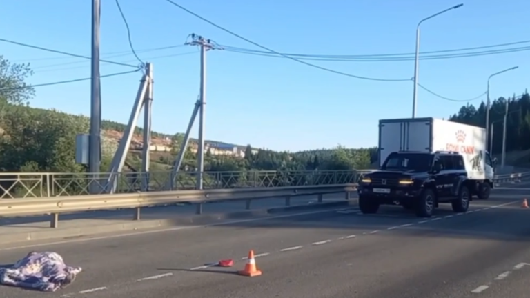 Грузовик сбил насмерть пешехода и повредил внедорожник в Нижнеилимском районе